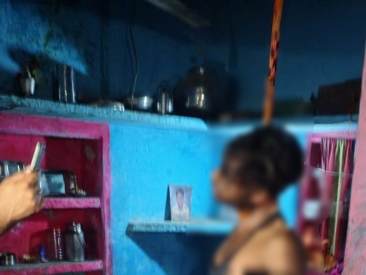 रमेश ने अपने कमरे में फांसी का फंदा लगाकर आत्महत्या कर ली।