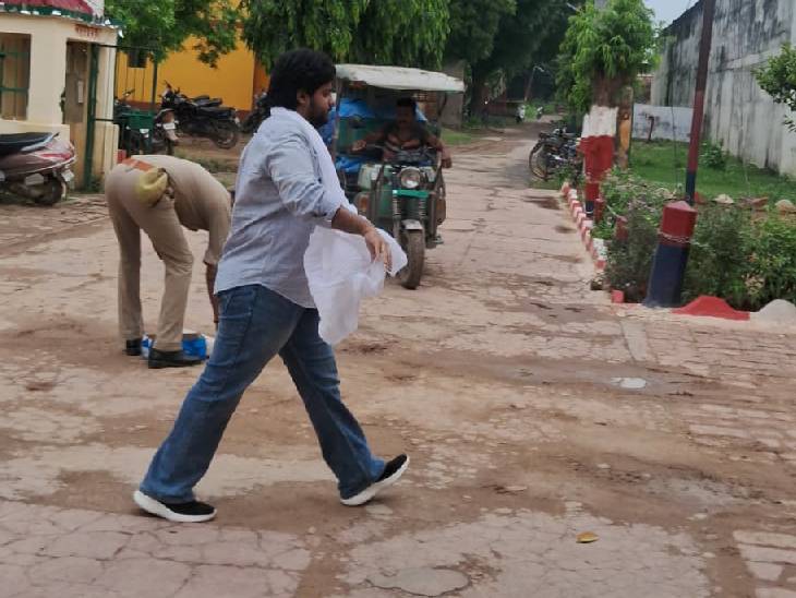 अली से मिलने पहुंचा था अतीक का सबसे छोटा बेटा…VIDEO:  नैनी जेल में जाते दिखा अबान, फिर अली को झांसी जेल किया गया शिफ्ट – Prayagraj (Allahabad) News