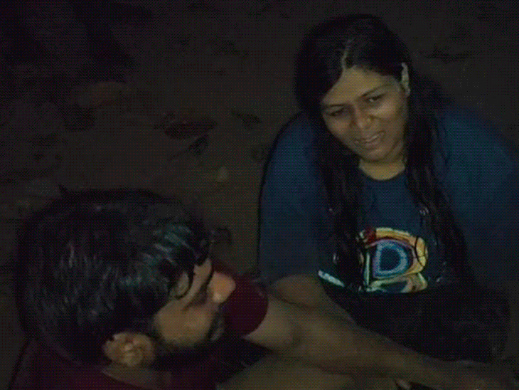 पिकनिक मनाने के लिए हसदेव नदी किनारे आए युवक और युवती की तस्वीर। (फाइल फोटो)