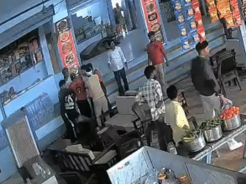 गजेंद्र ने चौसांगी से नारायण पर हमला कर दिय़ा।