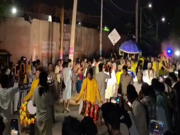 बच्चों ने GRP पुलिस को बताया कि वह दोनों संत प्रेमानंद महाराज के दर्शन करने के लिए आए थे