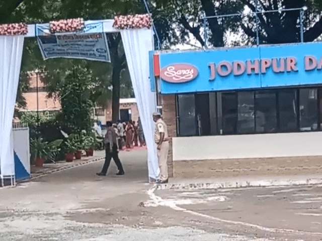 जोधपुर में पश्चिमी राजस्थान दुग्ध उत्पादक सहकारी संघ लिमिटेड के अध्यक्ष रामलाल विश्नोई ने घी गायब होने के आरोप लगाए हैं।