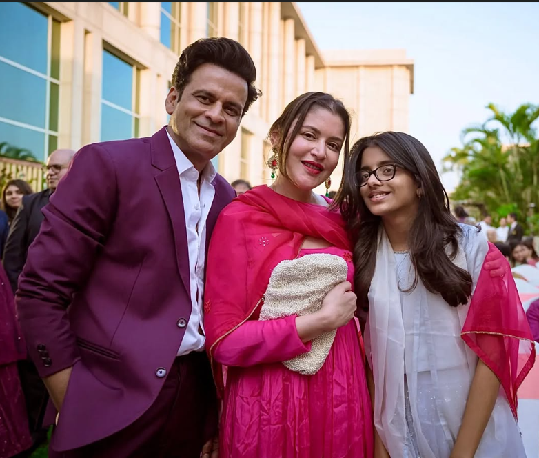 मनोज ने साल 2004 में दूसरी शादी 'करीब' फेम एक्ट्रेस शबाना रज़ा से की। दोनों की एक बेटी है।