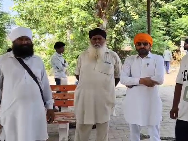 अस्पताल पहुंचे युवक के परिजन
