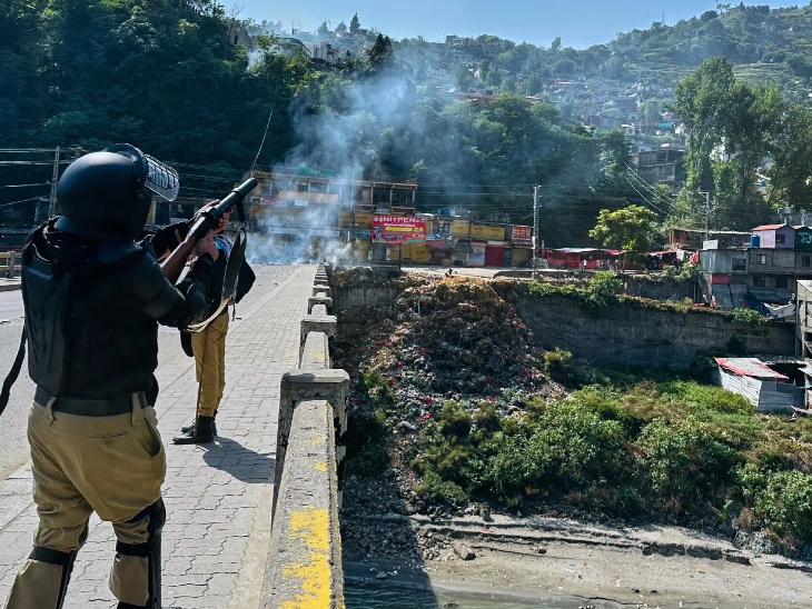 पाकिस्तानी सेना ने निहत्थे प्रदर्शनकारियों पर गोली चलाई थी, जिसमें 10 लोग मारे गए थे।