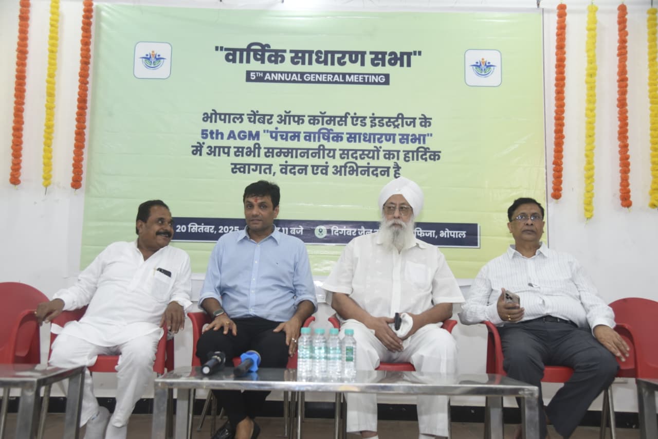 वार्षिक साधारण सभा में मौजूद अध्यक्ष पाली और अन्य पदाधिकारी।