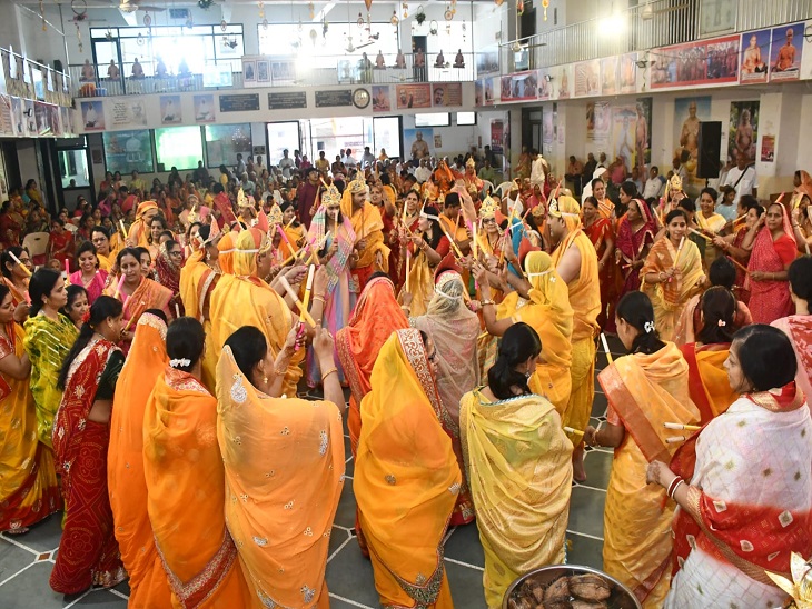 दीक्षार्थियों की गोद भराई के दौरान महिलाओं ने नृत्य कर भक्ति की।