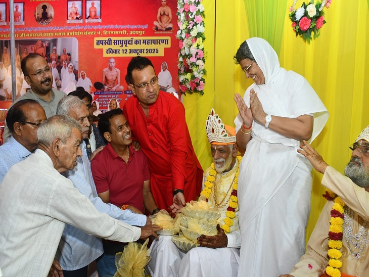 दीक्षार्थियों का अभिनंदन करते हुए।