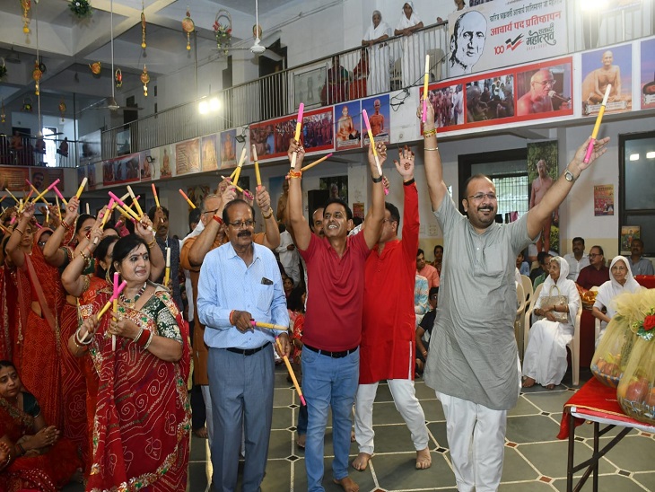 पुरुष भी भक्ति करने में पीछे नहीं रहे।