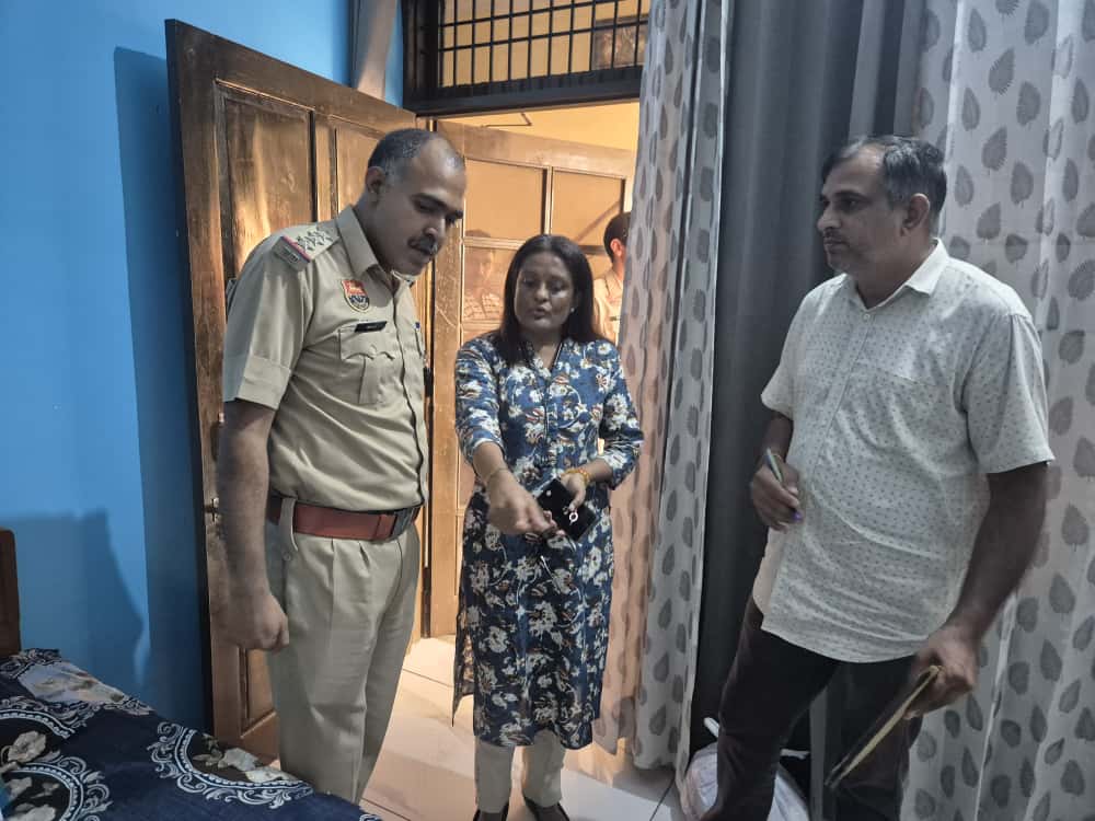 नगला आर गांव के घर में जांच करने पहुंचीं FSL टीम प्रभारी डॉ. नीलम आर्या व सनौली थाना पुलिस के अधिकारी।