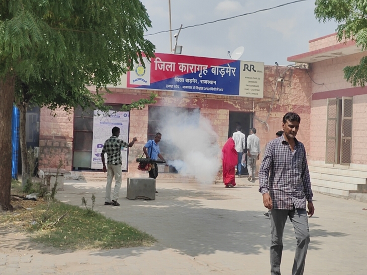 हेल्थ व नगर परिषद की टीमों ने जेल परिसर में किया छिड़काव।