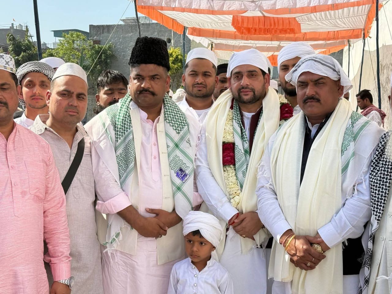 मुस्लिम समाज के लोगों के साथ पूर्व विधायक शीतल अंगुराल।