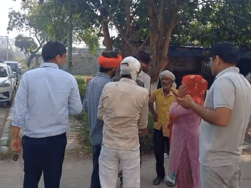 अस्पताल में मैजूद घायलों के साथी।