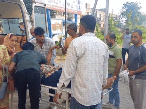 हादसे में घायल लोगों को अस्पताल ले जाते हुए।