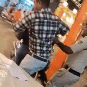 हाथ में रखे रुपयों के साथ आरोपी को ले जाती पुलिस।