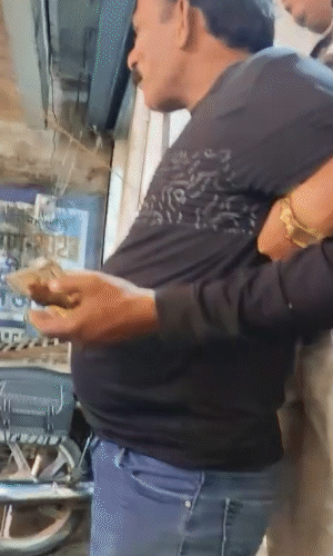पुलिस को देखकर बोला- सिर्फ नोट गिन रहा था।