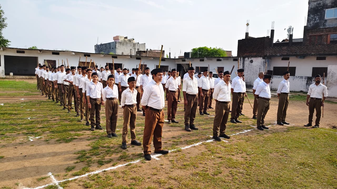 पथ संचलन की शुरुआत करते स्वयंसेवक।