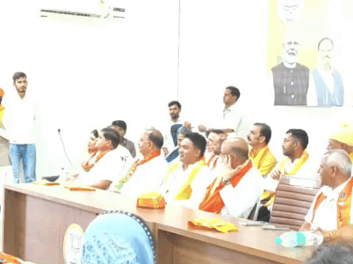 लंबे अरसे बाद बीजेपी कार्यालय में सासंद सीपी जोशी और विधायक चंद्रभान सिंह आक्या एक साथ एक मंच पर दिखे।