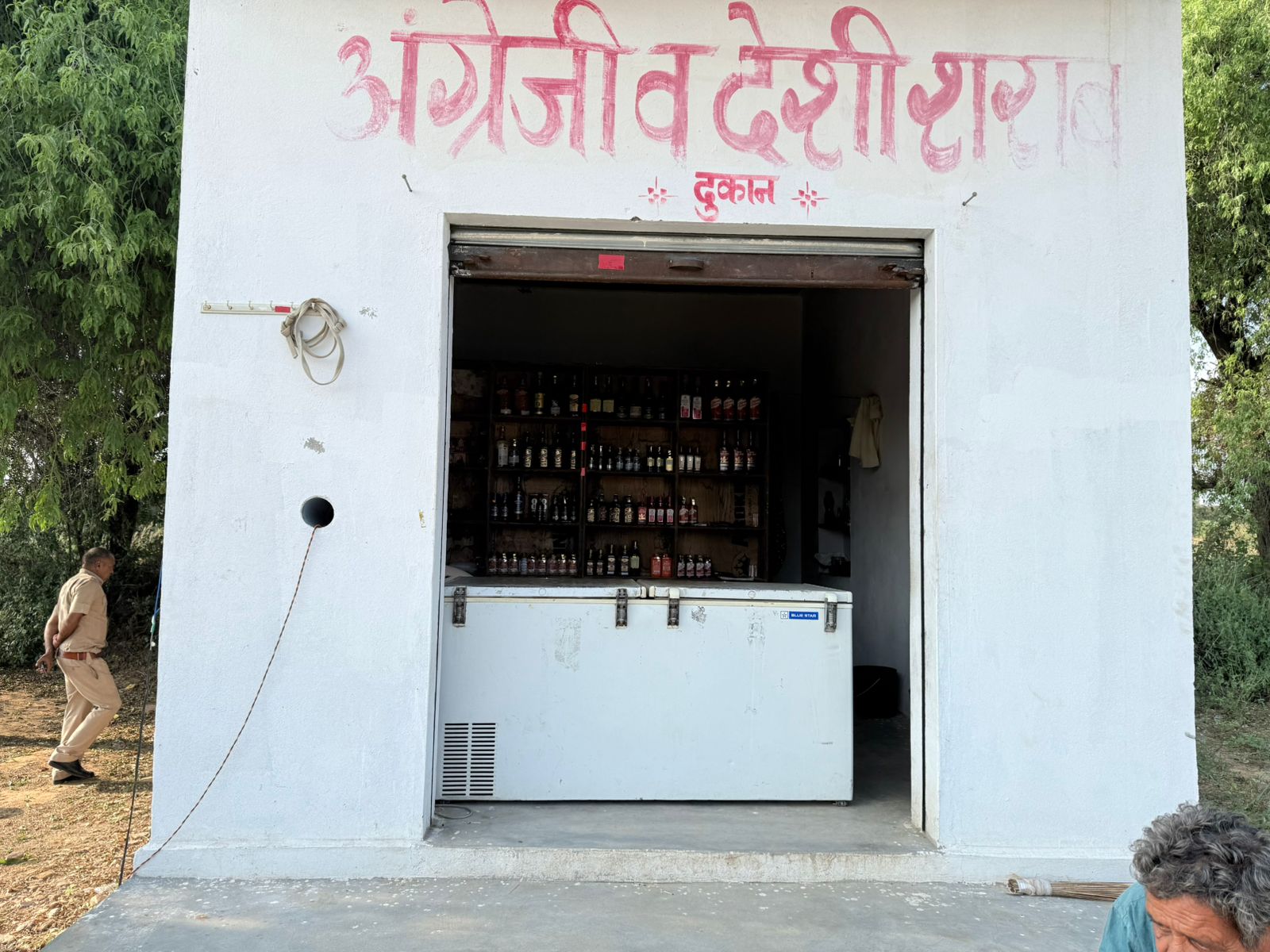 पुलिस ने बिना परमिशन चल रही शराब की दुकानों पर कार्रवाई की है।