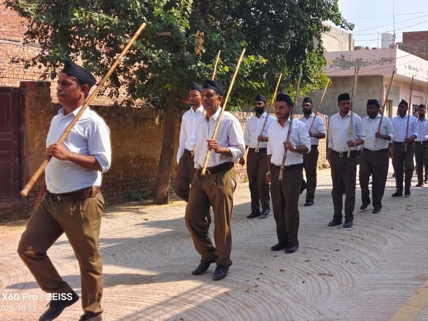 बाजार बस्ती और इंदिरा कॉलोनी बस्ती में स्वयंसेवकों ने निकाला पथ संचलन।