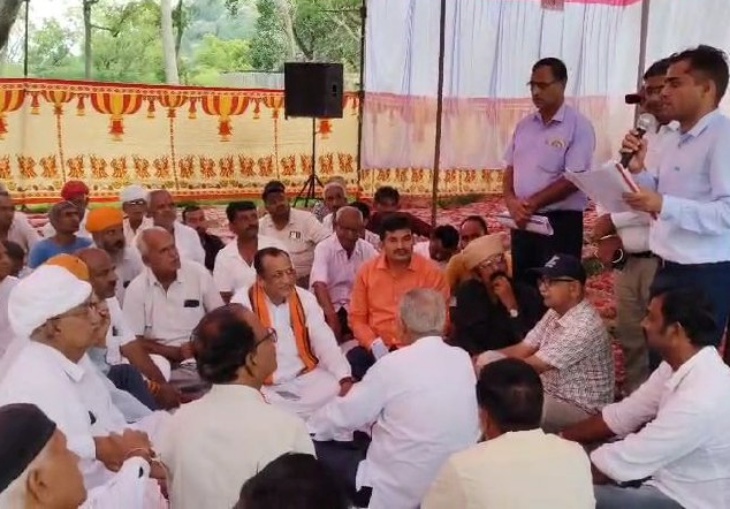 पाली जिले के जवाई बांध डाक बंगले में आयोजित बैठक में मौजूद अधिकारी और किसान प्रतिनिधि।