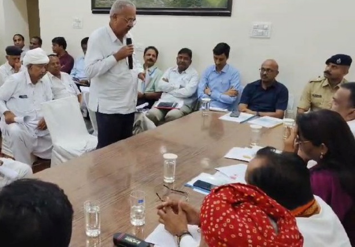 पाली जिले के जवाई बांध डाक बंगले में आयोजित बैठक में अपनी बात रखते हुए किसान प्रतिनिधि प्रतापसिंह बिठियां।