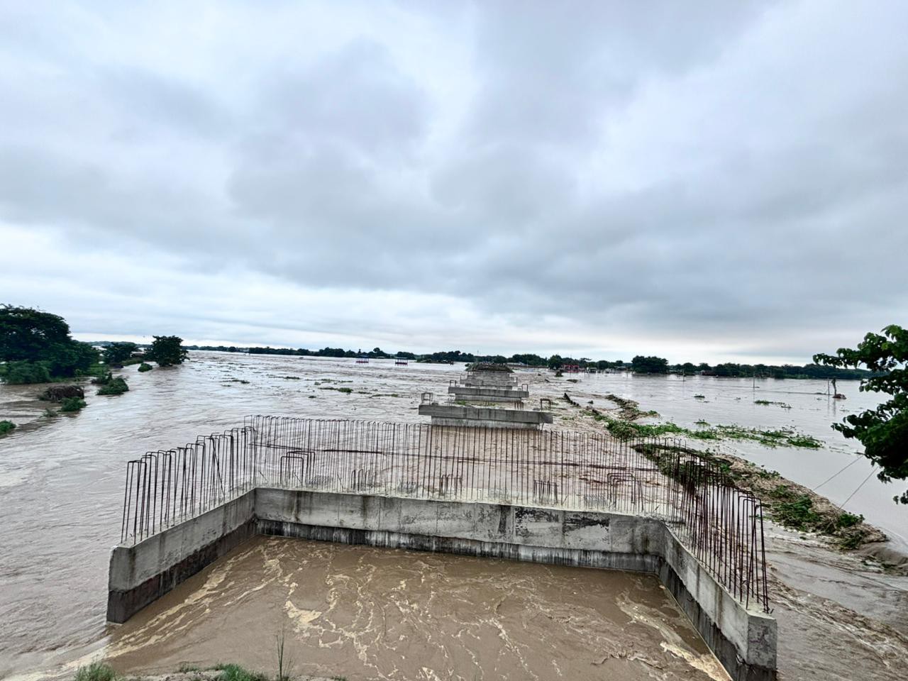जहां तक नजर जाती है। केवल पानी ही पानी दिखाई देता है।
