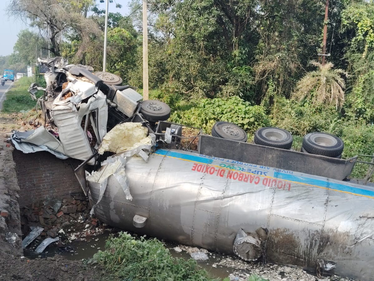 Driver and operator die as gas tanker overturns in river