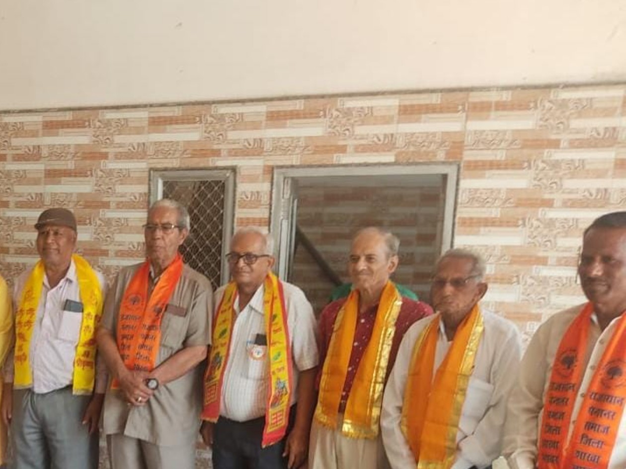 गुरुजनों को किया सम्मानित।