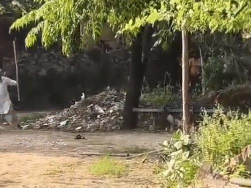 टकराव के दौरान एक-दूसरे पर पत्थर फेंकते हुए दोनों पक्षों के लोग।