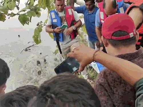 एक युवक (अंकुर कुशवाहा) की लाश घटना स्थल से 15 से 17 किलोमीटर दूर मिली है।