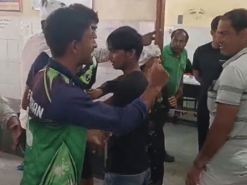 अलवर के जिला अस्पताल में घायलों को भर्ती करवाया गया। वहां भी दोनों पक्ष आमने-सामने हो गए।
