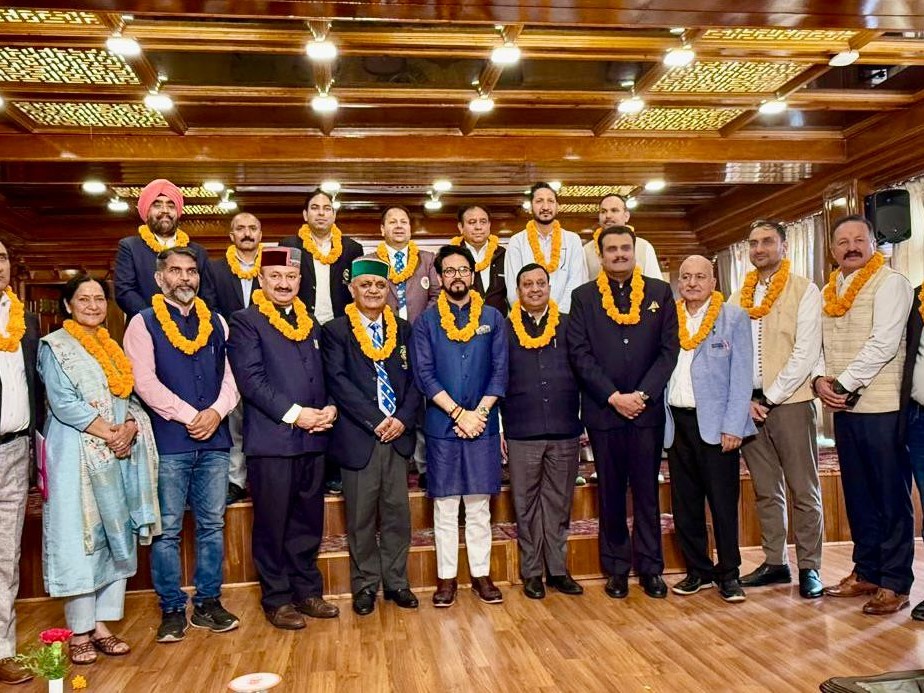 सभी पदाधिकारियों को माला पहनाकर किया गया स्वागत।