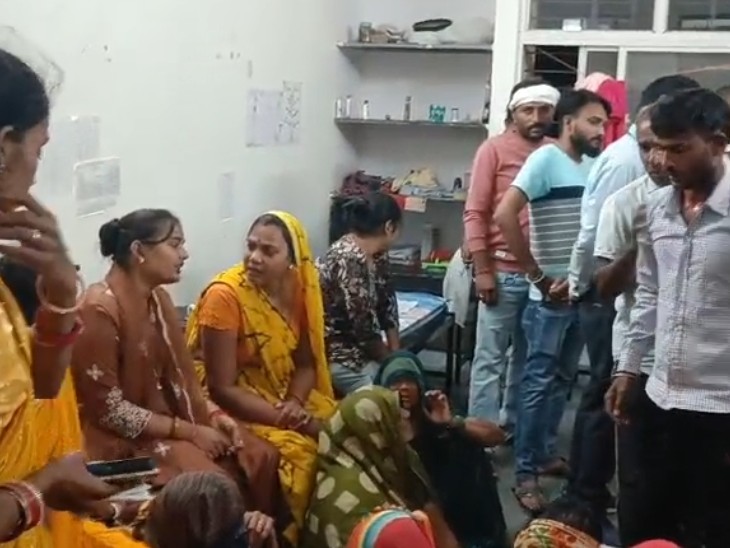 छात्रा के परिजन भी हॉस्टल पहुंच गए।