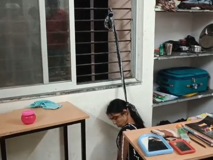 इस तरह फंदे से लटका मिला शव।