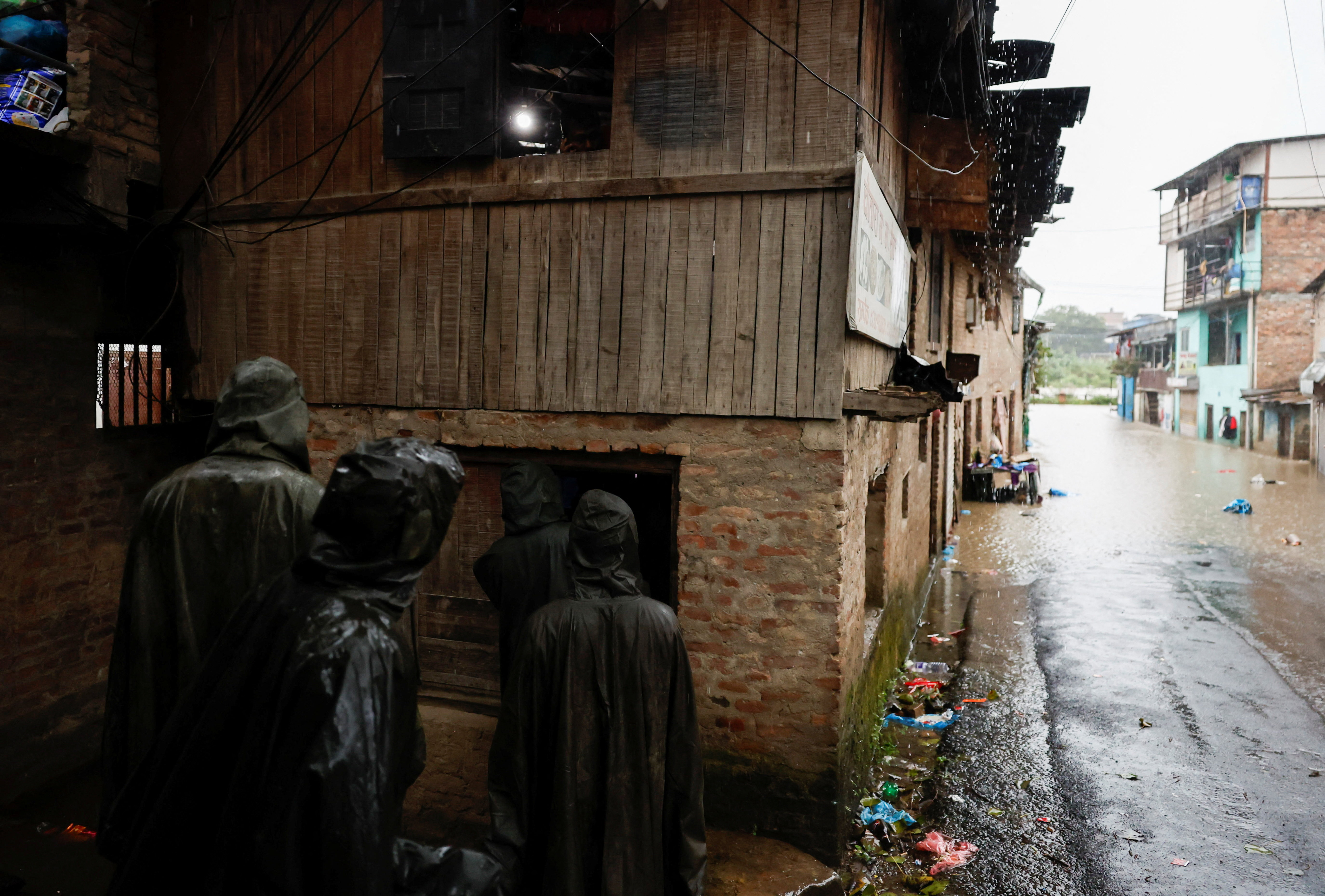 नेपाल सेना के जवान लोगों को सुरक्षित ठिकाने पर पहुंचाने में मदद करते हुए।