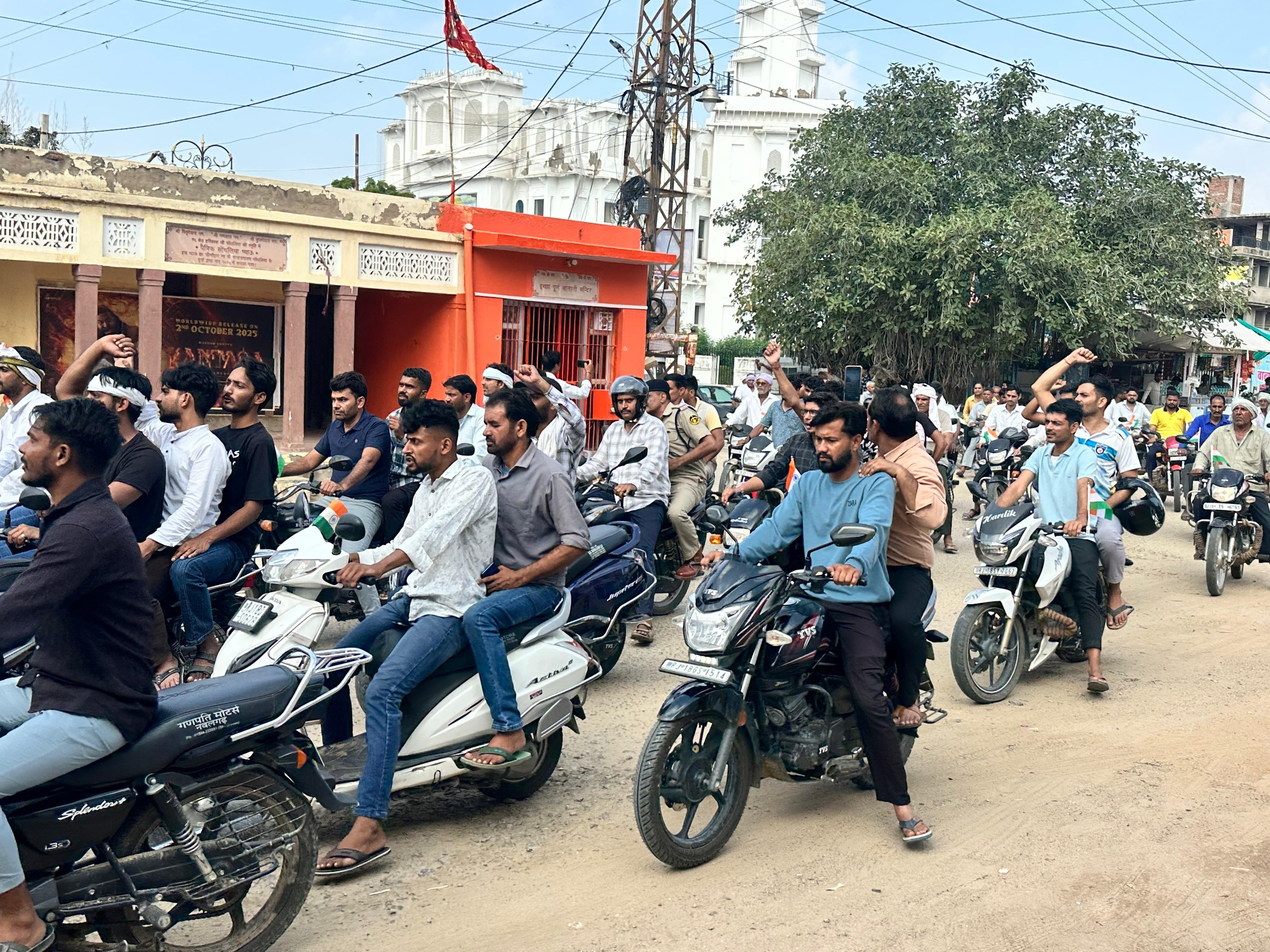 रैली में बड़ी संख्या में लोग शामिल हुए।