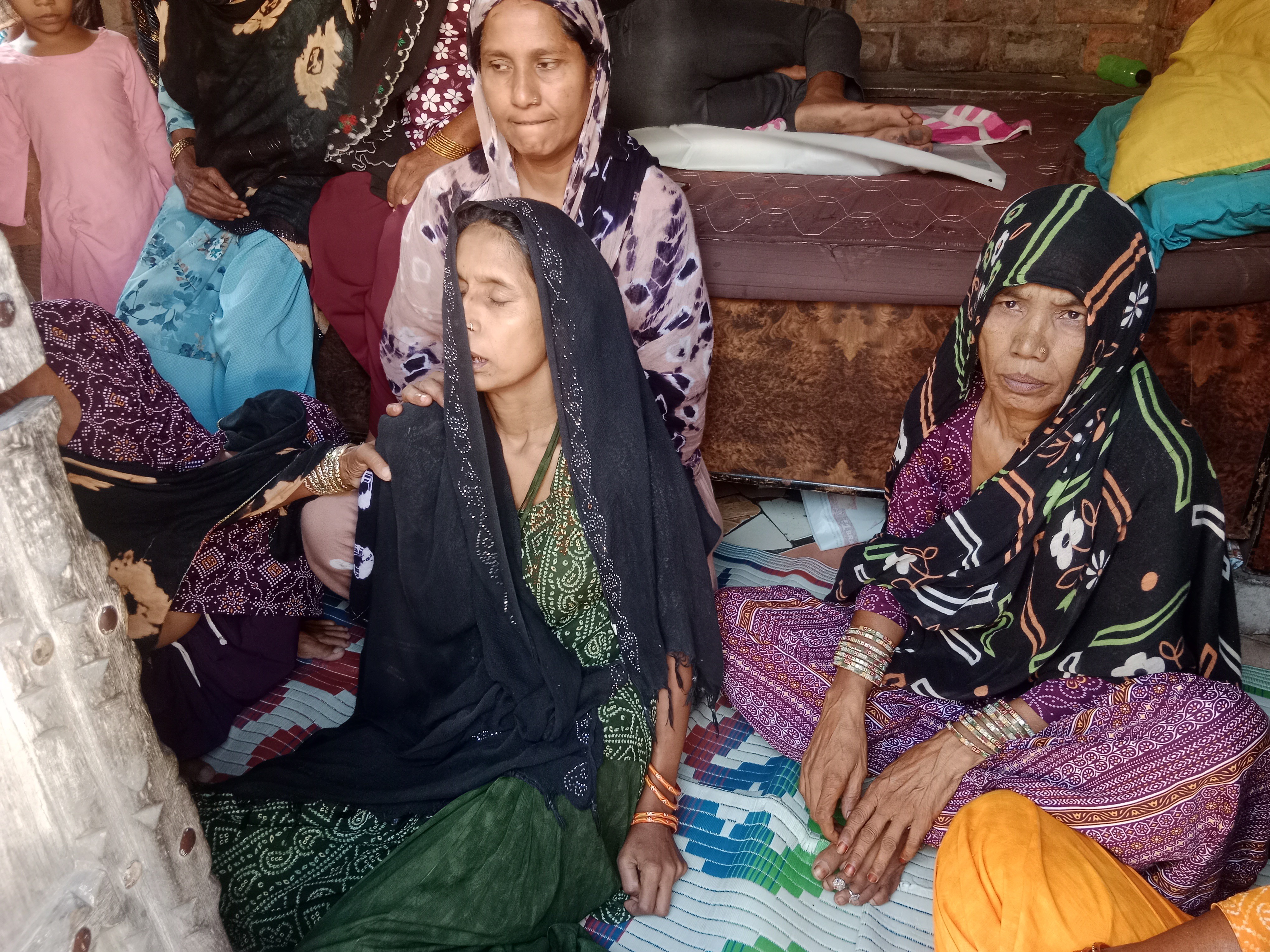 बेटे की मौत के गम में मां रुबीना बार-बार बेहोश हो रही है।