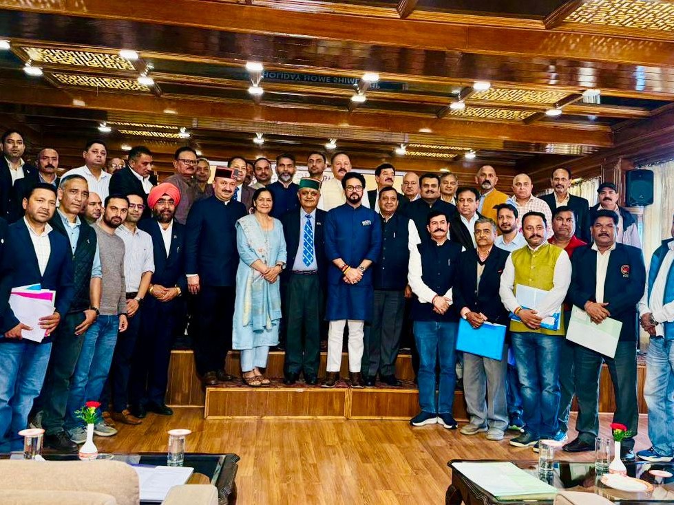 भाजपा सांसद अनुराग ठाकुर के साथ हिमाचल ओलिंपिक संघ के पदाधिकारी।