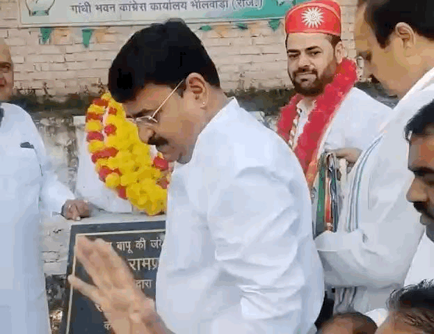 कांग्रेस कार्यालय में राष्ट्रपिता महात्मा गांधी की प्रतिमा पर फूल चढ़ाते कांग्रेस पदाधिकारी