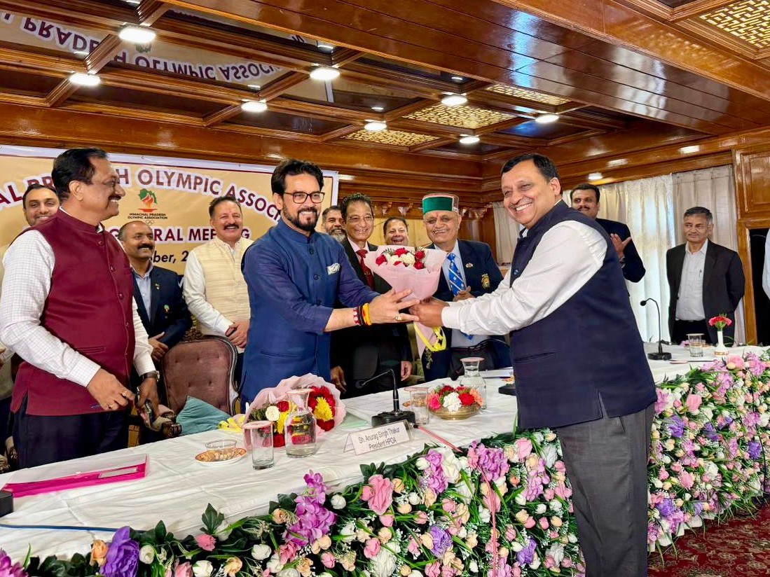 भाजपा सांसद अनुराग ठाकुर का स्वागत करते हुए।