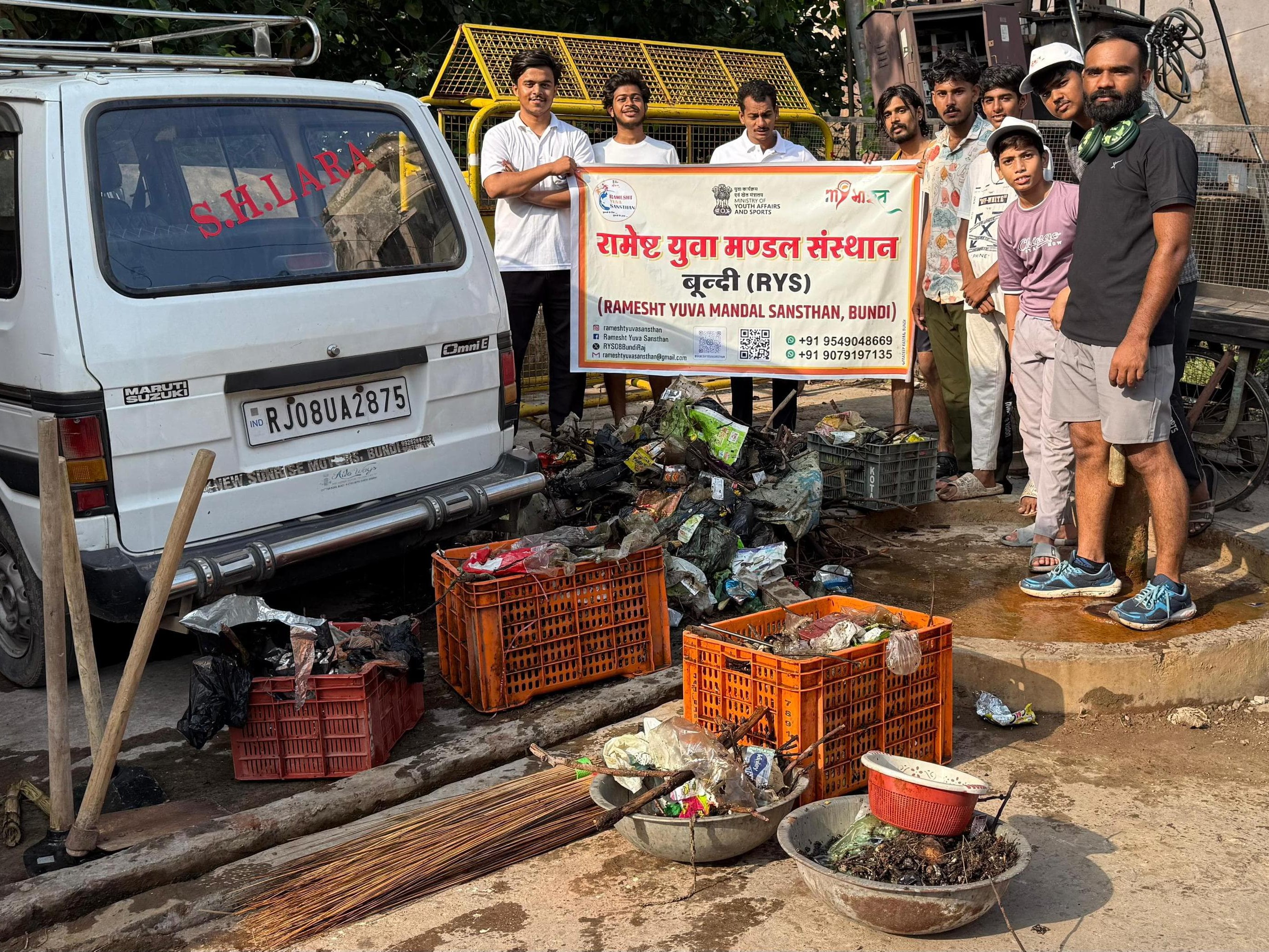 रामेष्ट युवा मंडल संस्थान सदस्यों ने गुल्ला की बावड़ी से निकाला कचरा।