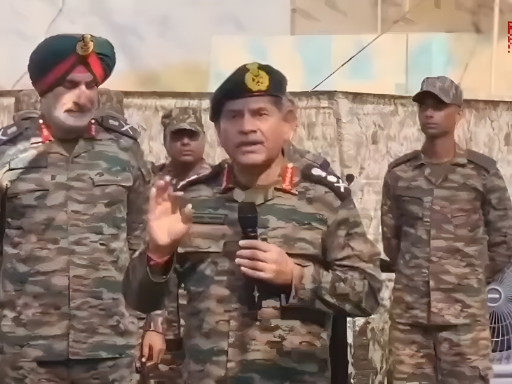 भारतीय सेना प्रमुख जनरल उपेंद्र द्विवेदी शुक्रवार को राजस्थान में सैनिकों को संबोधित करते हुए।