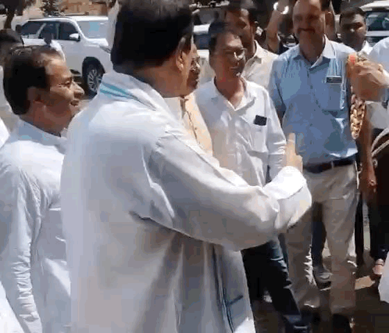 आब्जर्वर रमानी के भीलवाड़ा पहुंचने पर स्वागत करते पूर्व मंत्री रामलाल