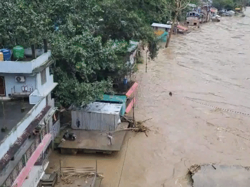 तीस्ता नदी का जलस्तर बढ़ने से सिलीगुड़ी से सिक्किम जाने वाला नेशनल हाईवे 10 पूरी तरह बंद कर दिया गया है।