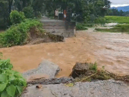 पश्चिम बंगाल के जलपाईगुड़ी में भी पानी के बहाव से सड़क का एक हिस्सा बह गया।