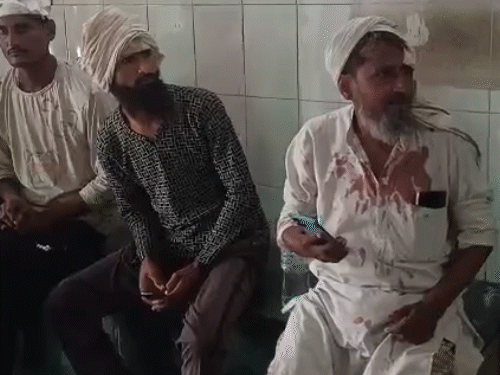 दोनों पक्षों में हुई मारपीट के बाद अलवर जिला हॉस्पिटल में घायल लोग।