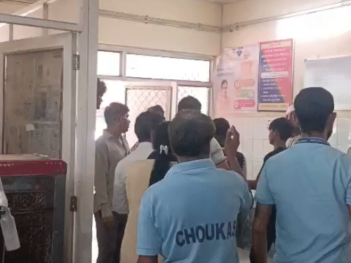 जिला हॉस्पिटल में भिड़े दोनों पक्षों के लोगों को समझाकर मामला शांत कराया गया।