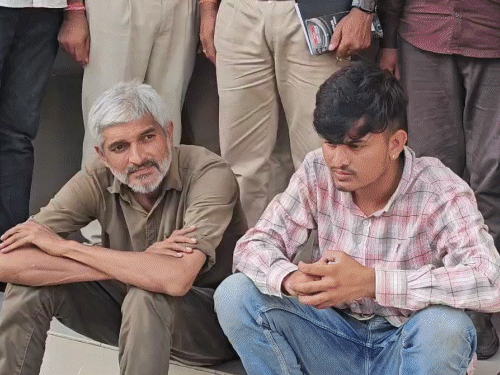 तस्वीर, 22 जुलाई की है। यहां बाड़मेर पुलिस ने सेड़वा इलाके में खेत में चल रही ड्रग फैक्ट्री पकड़ी थी। इसके बाद मांगीलाल और बिरजू को गिरफ्तार किया था।