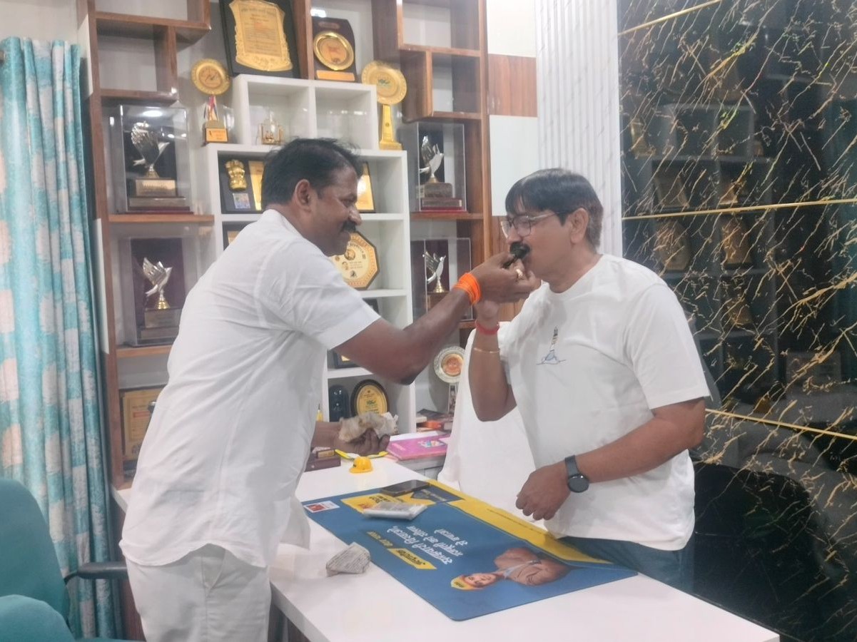 बाजार के व्यापारियों को पान खिलाते नगर पालिका नेता प्रतिपक्ष।